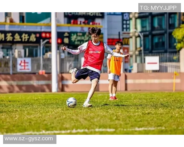 足球明星与女友共度甜蜜时光在绿茵场上尽情踢球展现默契配合